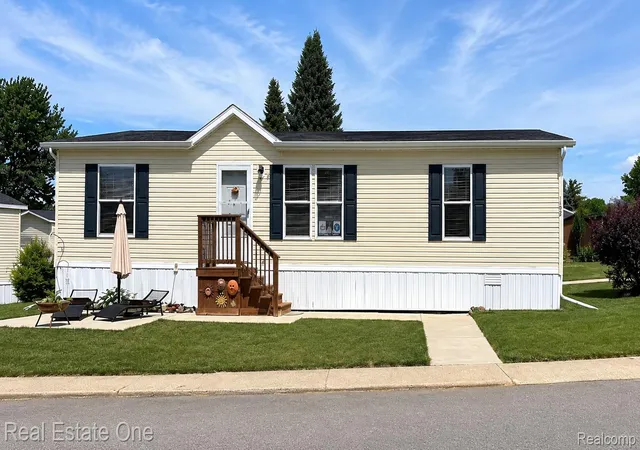 Photo 1 of Single family home for sale at 102 Sycamore, Highland, MI 48357 | MLS# 20261044644 | Listing updated on 2026-07-25