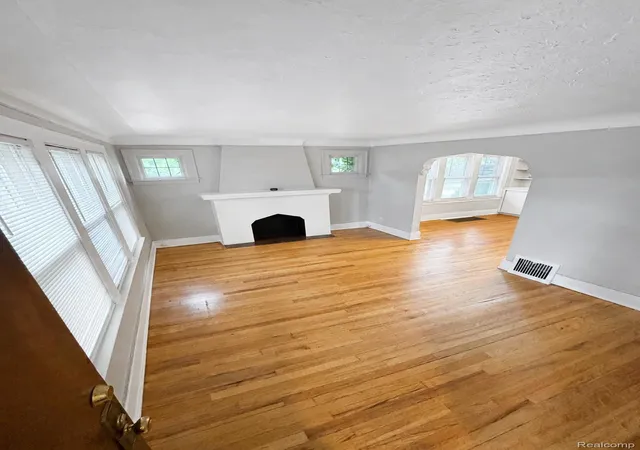 Photo 4 of Single family home for sale at 903 E 3rd Street, Royal Oak, MI 48067 | MLS# 20261044673 | Listing updated on 2026-10-04