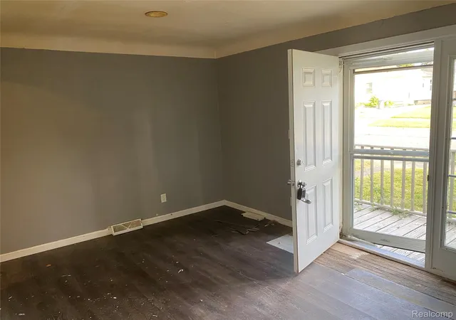 Photo 3 of Single family home for sale at 3822 Larchmont St, Flint, MI 48532 | MLS# 20261044705 | Listing updated on 2026-07-22