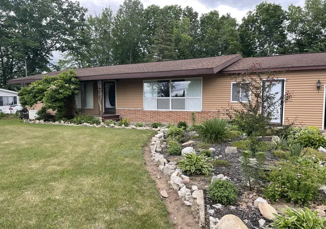 Photo 2 of Single family home for sale at 1807 S Lake Mitchell Dr, Cadillac, MI 49601 | MLS# 65026029377 | Listing updated on 2026-09-01