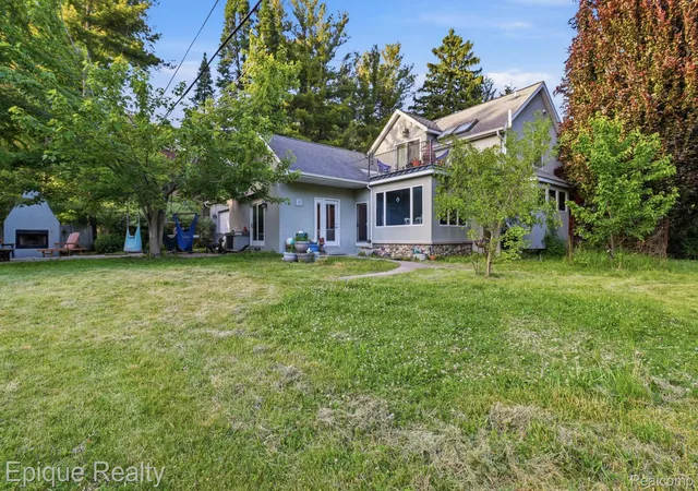 Photo 2 of Single family home for sale at 21085 Metroview Rd, Farmington Hills, MI 48335 | MLS# 20261044719 | Listing updated on 2026-08-26