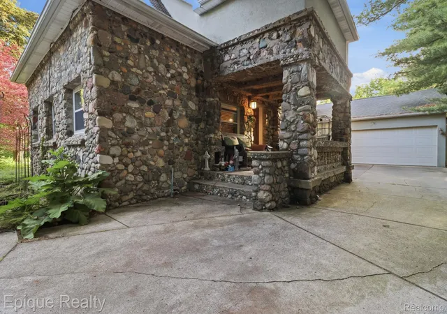Photo 3 of Single family home for sale at 21085 Metroview Rd, Farmington Hills, MI 48335 | MLS# 20261044719 | Listing updated on 2026-09-15