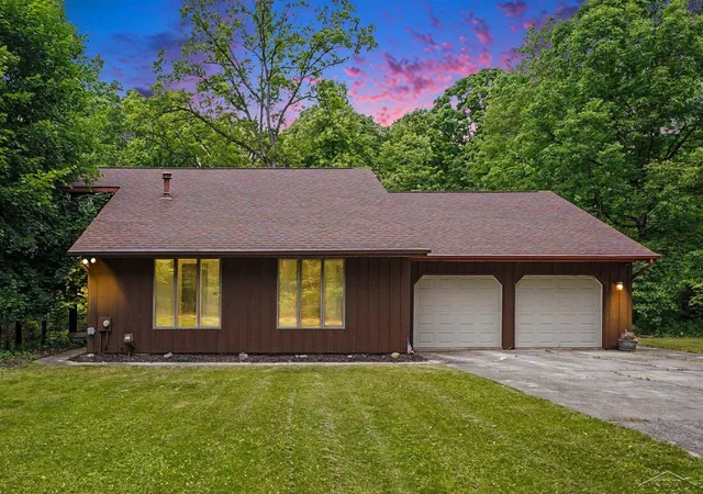 1st image of 371 E Saginaw Rd, Sanford, MI 48657 | MLS# 61050211408