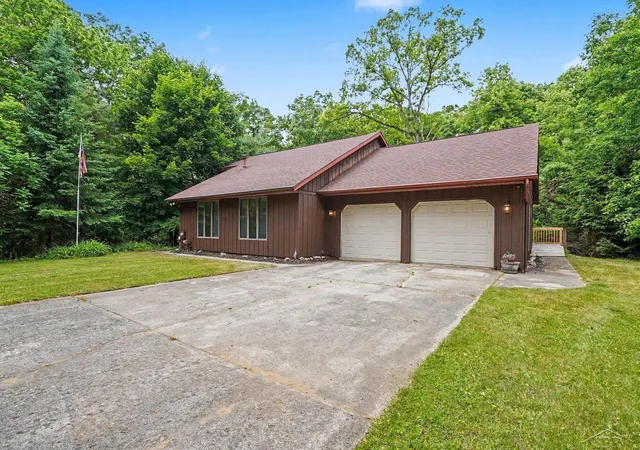 33rd image of 371 E Saginaw Rd, Sanford, MI 48657 | MLS# 61050211408