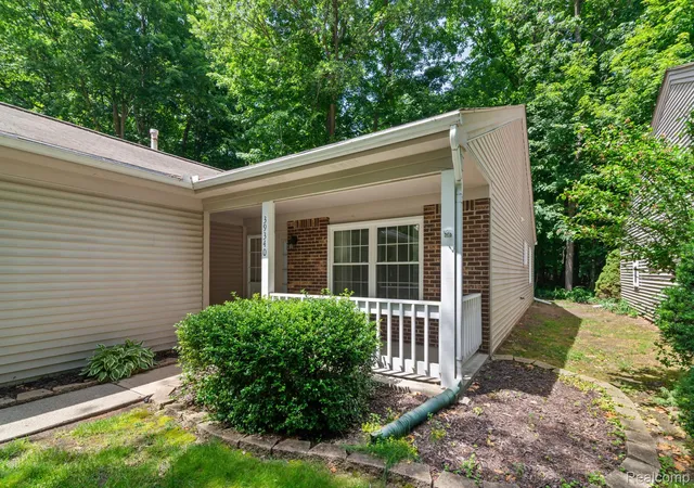 Listing Photo 3 - Condo for sale in building located at 39340 Armstrong Ln, Westland, MI 48185
