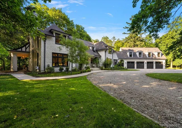 Photo 2 of Mansion for sale at 31505 Kennoway Ct, Beverly Hills, MI 48025 | MLS# 20261044773 | Listing updated on 2026-08-02