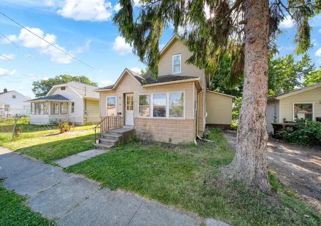 Homes for sale in Adrian City Lenawee, MI | 727 Oak St, Adrian City Lenawee, MI 49221 | MLS# 81026029419