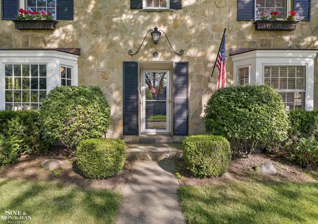 2nd image of 8 Radnor Cir, Grosse Pointe Farms, MI 48236 | MLS# 58050211427