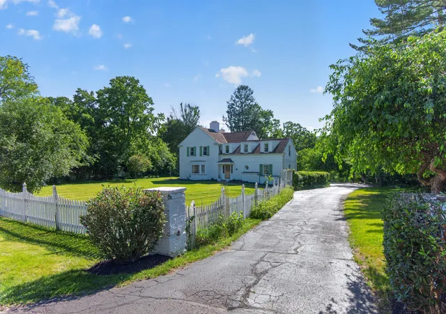 3rd image of 5050 Browns Lake Rd, Jackson, MI 49203 | MLS# 55026029457