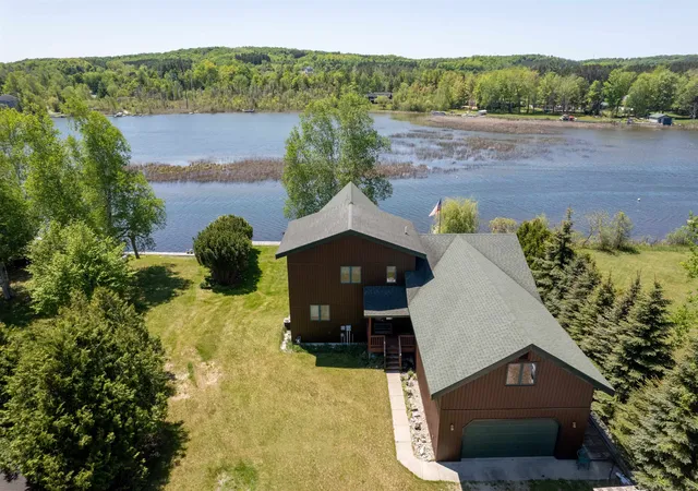 Photo 3 of Single family home for sale at 345 N Twin Pines Dr, Lake Leelanau, MI 49653 | MLS# 78080069713 | Listing updated on 2026-06-18