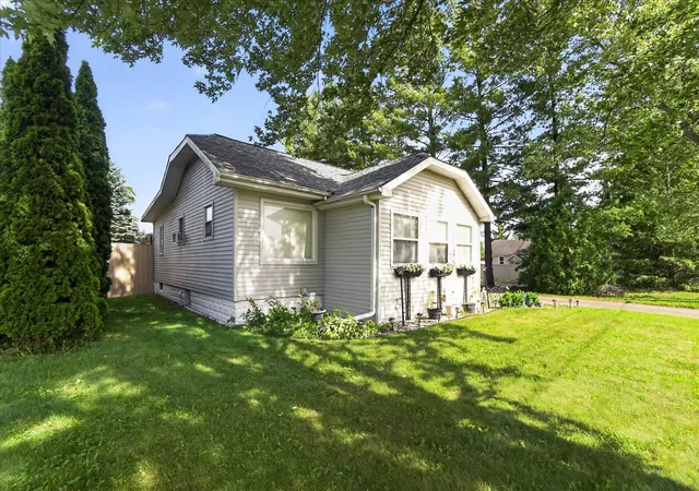Photo 3 of Single family home for sale at 1023 Evanston Dr, Jackson, MI 49202 | MLS# 55026029470 | Listing updated on 2026-08-27
