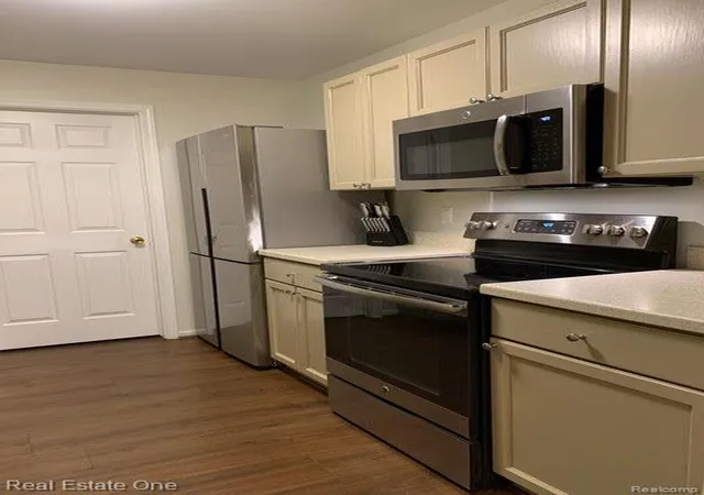 Listing Photo 4 - Condo for sale in building located at 44860 Marigold Dr, Sterling Heights, MI 48314 - Unit #282