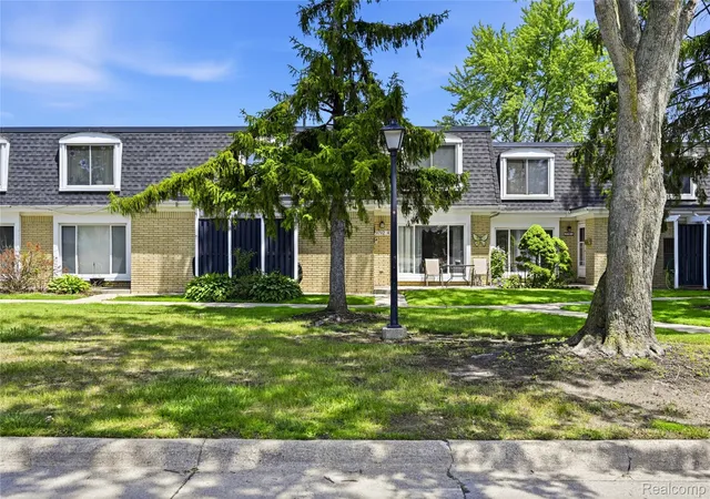 Photo 3 of Condo for sale at 29792 City Ctr Dr #4, Warren City Macomb, MI 48093 | MLS# 20261044964 | Listing updated on 2026-09-01