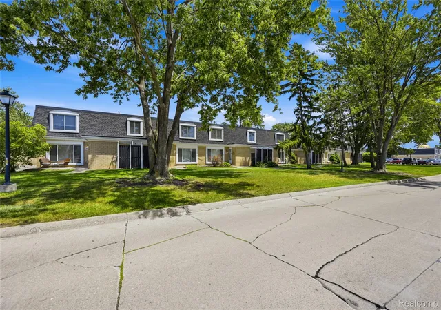Photo 3 of Condo for sale at 29792 City Ctr Dr #4, Warren City Macomb, MI 48093 | MLS# 20261044964 | Listing updated on 2026-09-01