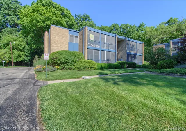 2nd image of 16547 Middlebelt Rd, Livonia Wayne, MI 48154