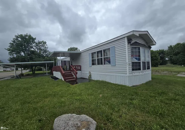 Photo 1 of Sale Pending at 329 King George Iii Dr, Flint, MI 48507 | MLS# 5050211516 | Listing updated on 2026-06-18