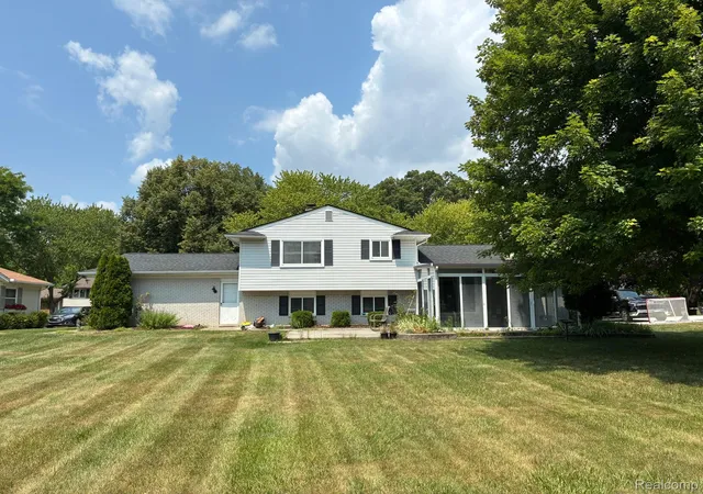 Photo 3 of Single family home for sale at 6366 Walker Dr, Troy, MI 48085 | MLS# 20261045067 | Listing updated on 2026-08-22