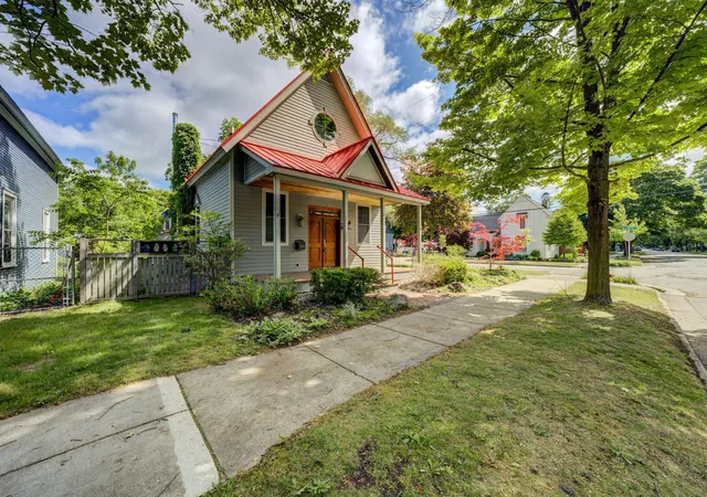 1st image of 402 W Tenth St, Traverse City, MI 49684 | MLS# 78080069750