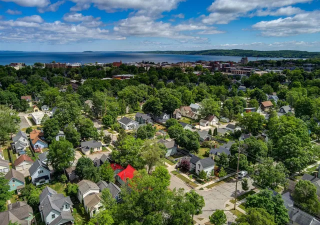 26th image of 402 W Tenth St, Traverse City, MI 49684 | MLS# 78080069750