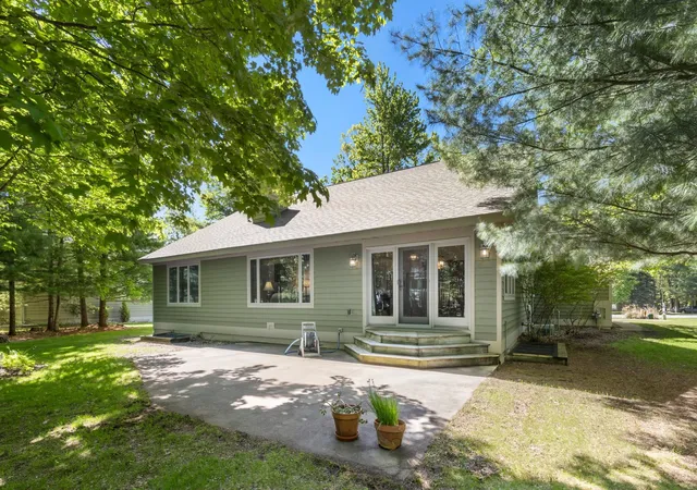 Photo 4 of Single family home for sale at 3347 Village Cir Dr, Traverse City, MI 49686 | MLS# 78080069754 | Listing updated on 2026-09-23