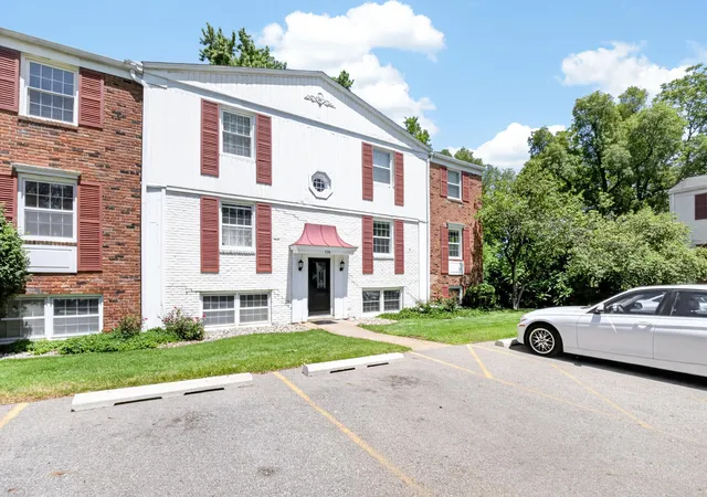 Listing Photo 2 - Condo for sale in building located at 726 Garland Cir, Kalamazoo, MI 49008 - Unit #D