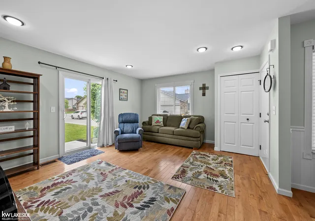 Listing Photo 5 - Condo for sale in building located at 38924 E Windmill Pointe Dr, Clinton Township, MI 48038