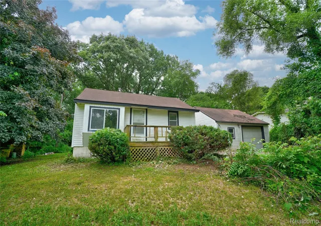Photo 2 of Single family home for sale at 1975 Porter Rd, White Lake, MI 48383 | MLS# 20261045129 | Listing updated on 2026-06-20