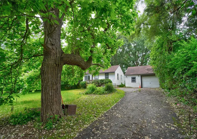 Photo 3 of Single family home for sale at 1975 Porter Rd, White Lake, MI 48383 | MLS# 20261045129 | Listing updated on 2026-06-20