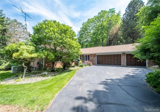 Homes for sale in Fenton Charter Township Genesee, MI | 1101 S Lake Valley Dr, Fenton Charter Township Genesee, MI 48430 | MLS# 20261045151