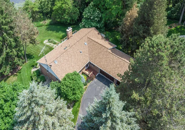 Homes for sale in Fenton Charter Township Genesee, MI | 1101 S Lake Valley Dr, Fenton Charter Township Genesee, MI 48430 | MLS# 20261045151