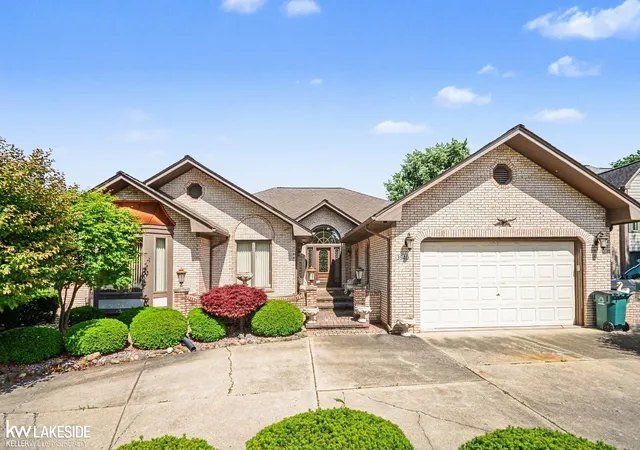 3rd image of 3940 Wayfarer Dr, Troy, MI 48083 | MLS# 58050211560