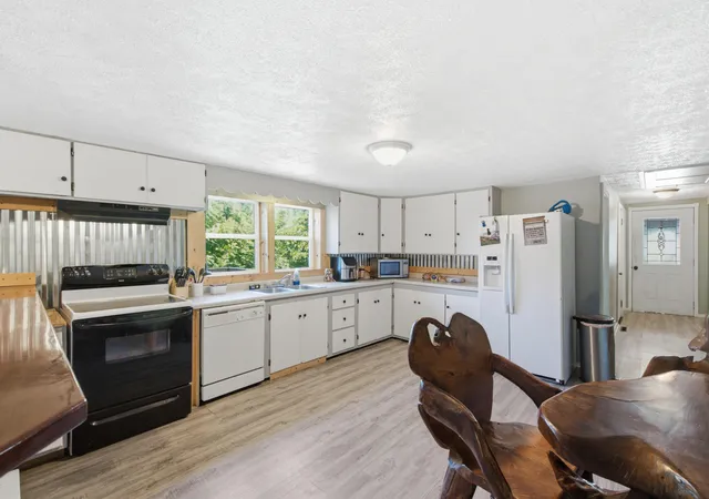 Photo 4 of Single family home for sale at 6973 Ackers Point Dr, Delton, MI 49046 | MLS# 66026029626 | Listing updated on 2026-06-17
