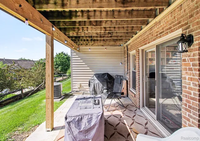 4th image of 678 Summit Ridge Dr, Milford, MI 48381 | MLS# 20261045224