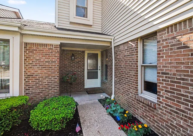 5th image of 678 Summit Ridge Dr, Milford, MI 48381 | MLS# 20261045224