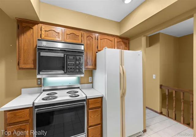 Listing Photo 3 - Condo for sale in building located at 13760 Provincial Dr, Sterling Heights, MI 48313