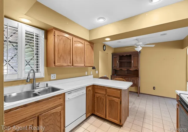 Listing Photo 4 - Condo for sale in building located at 13760 Provincial Dr, Sterling Heights, MI 48313