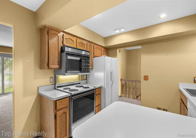 Listing Photo 5 - Condo for sale in building located at 13760 Provincial Dr, Sterling Heights, MI 48313