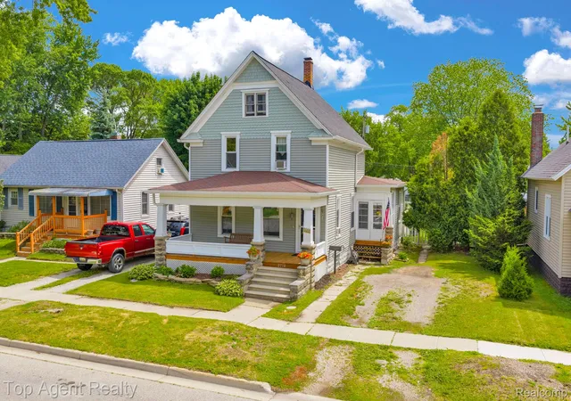 Photo 2 of Single family home for sale at 2714 Stone St, Port Huron, MI 48060 | MLS# 20261045343 | Listing updated on 2026-09-08