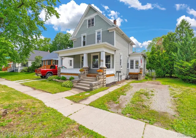 Photo 3 of Single family home for sale at 2714 Stone St, Port Huron, MI 48060 | MLS# 20261045343 | Listing updated on 2026-09-08