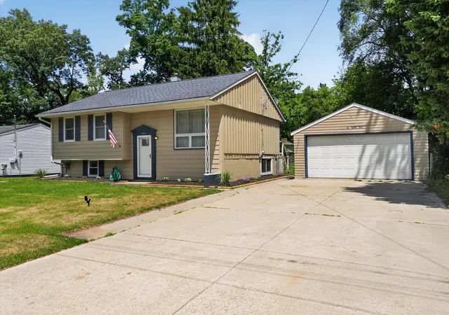 Photo 3 of Single family home for sale at 284 Stanford Ln, Jackson, MI 49203 | MLS# 55026029721 | Listing updated on 2026-07-13