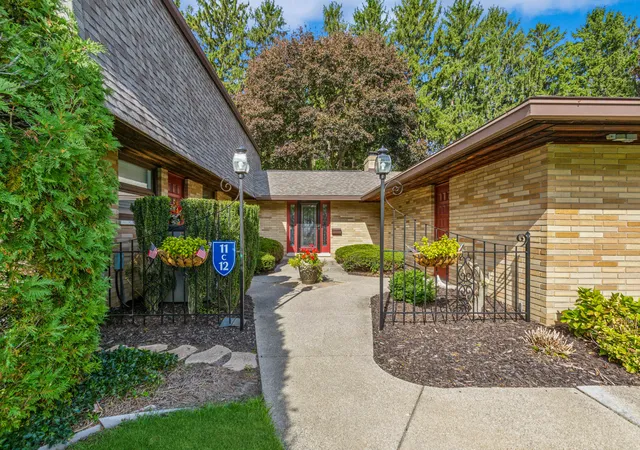 2nd image of 2727 S Lakeshore Dr #C11, Saint Joseph, MI 49085 | MLS# 69026029748