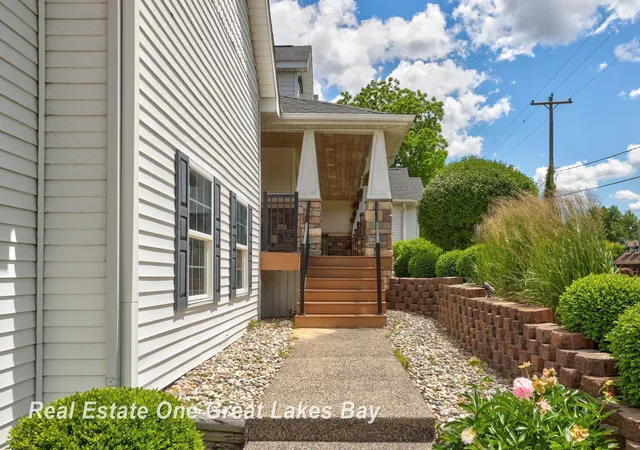 Photo 3 of Single family home for sale at 2530 N River Rd, Saginaw, MI 48609 | MLS# 61050211658 | Listing updated on 2026-06-19