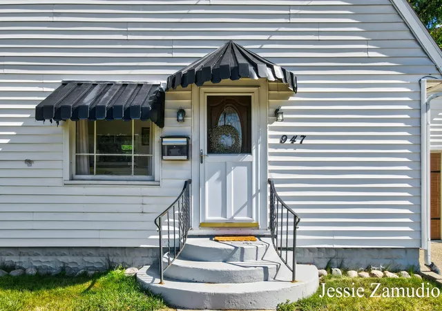 3rd image of 947 Lyon St NE, Grand Rapids, MI 49503 | MLS# 65026029813