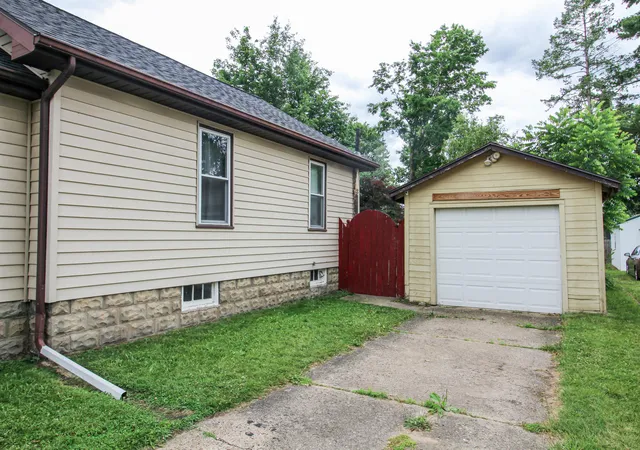 28th image of 806 West St, Three Rivers, MI 49093 | MLS# 68026029848