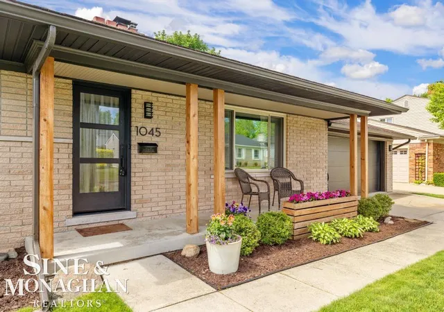 3rd image of 1045 Marian Ct, Grosse Pointe Woods, MI 48236 | MLS# 58050211701