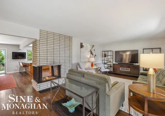 5th image of 1045 Marian Ct, Grosse Pointe Woods, MI 48236 | MLS# 58050211701