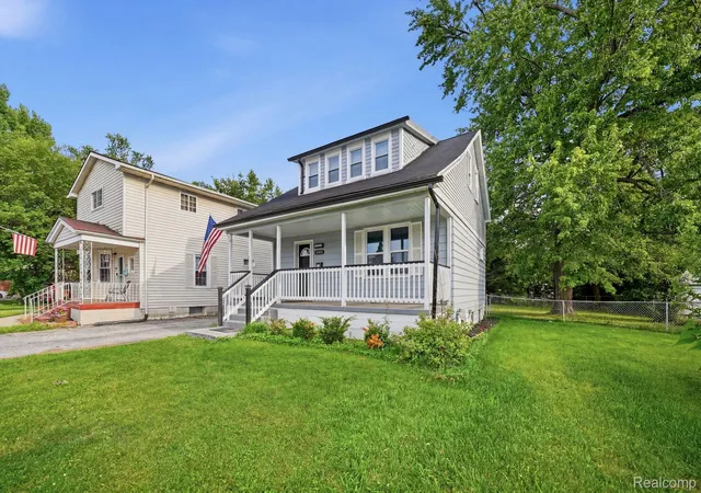 Photo 2 of Single family home for sale at 21902 Ridgeway St, Saint Clair Shores, MI 48080 | MLS# 20261045615 | Listing updated on 2026-08-21
