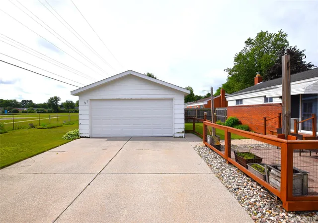 Homes for sale in Saginaw Charter Township Saginaw, MI | 2482 Anderson Rd, Saginaw Charter Township Saginaw, MI 48603 | MLS# 20261045662