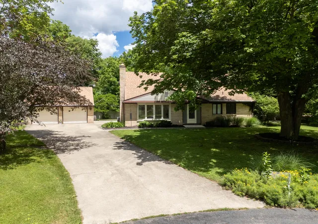 Homes for sale in Kalamazoo Charter Township Kalamazoo, MI | 2121 Lakewood Dr, Kalamazoo Charter Township Kalamazoo, MI 49001 | MLS# 66026029980