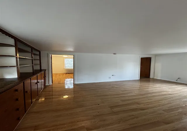 Listing Photo 4 - Condo for sale in building located at 1001 Greenwich St, Saginaw, MI 48602